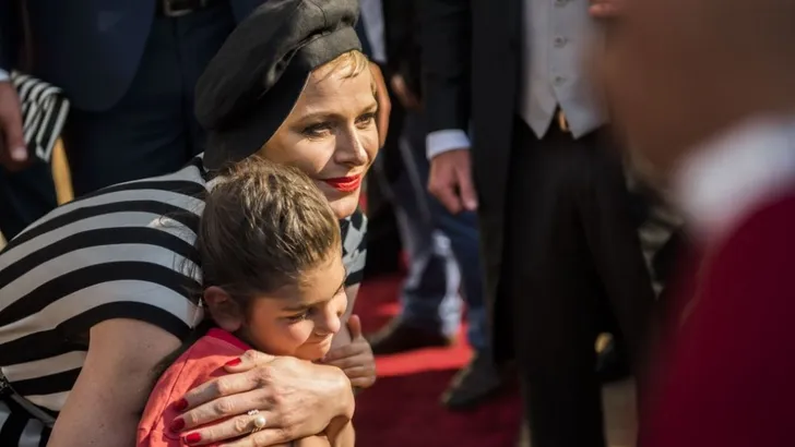 Zien: prinses Charlene van Monaco geeft zwemles