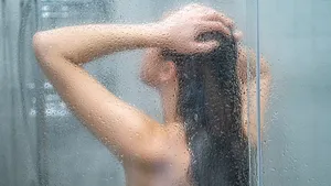 vrouw onder de douche