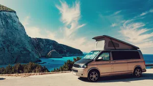 Camperbezitters in het nauw: recorddrukte, stallingscrisis en milieuzones zetten rem op de vrijheid