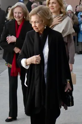 Koningin Sofia met rechtsachter prinses Cristina.