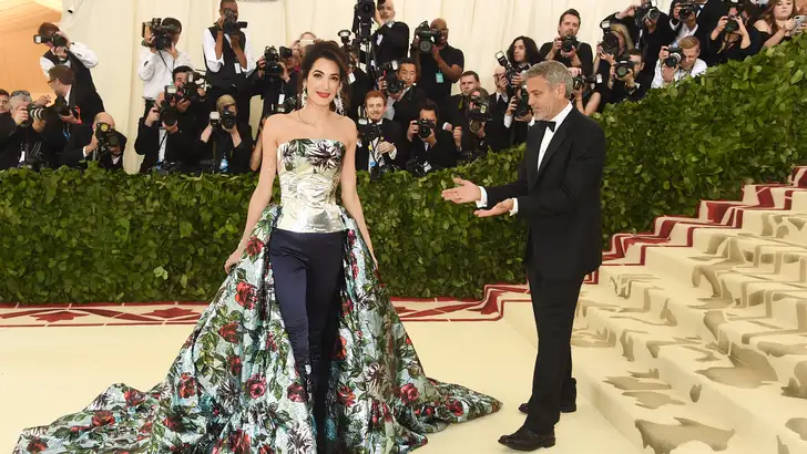 Om deze reden droeg Amal Clooney als enige vrouwelijke celeb een broek tijdens Met Gala