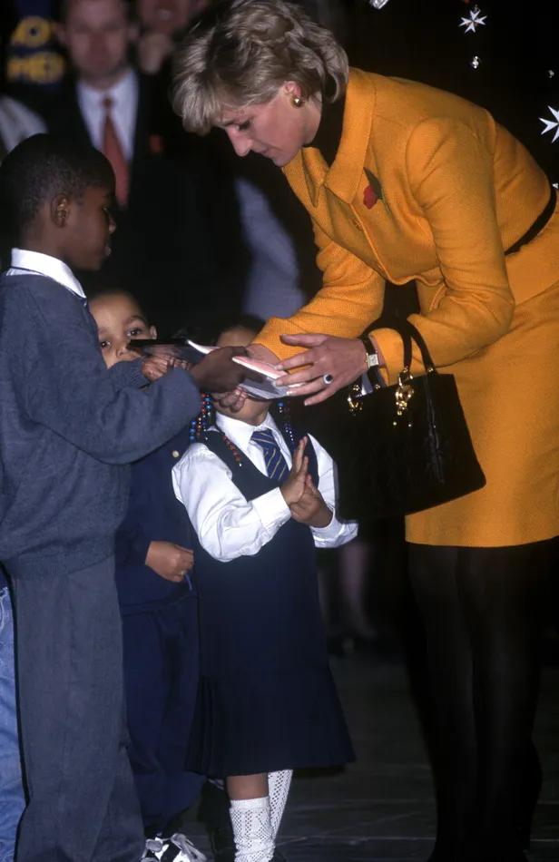 Diana in november 1995 bij een bezoek aan Liverpool Cathedral – mét de Lady Dior-tas. 