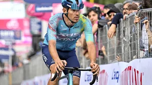 Een tumultueuze zesde etappe in de Giro d'Italia. Dylan Groenewegen werd perfect gebracht, maar gleed in de laatste bocht onderuit.