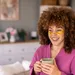 Foto van vrouw met oogpads tegen wallen. – Budgetproof oogpads van HEMA.