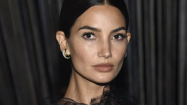 Zien: Victoria’s Secret-Angel Lily Aldridge betreedt zwanger de catwalk