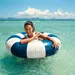 Vrouw draagt Hansaplast pleister tijdens vakantie