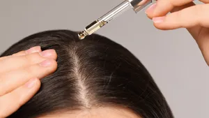 Waarom een haarserum vaak beter werkt dan een supplement