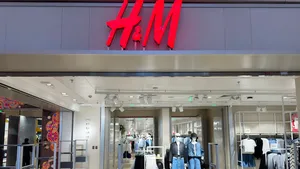 Deze H&M-slipper maakt elke outfit mooier – en kost nog geen €15