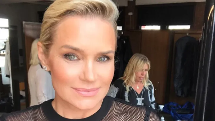 53 jaar en stijlvol in een strakke leren kokerrok: deze vrouw is het allemaal