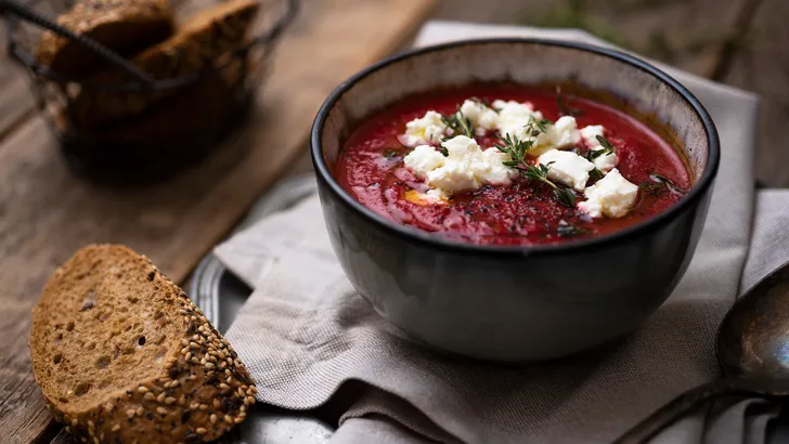 Bietensoep met geitenkaas
