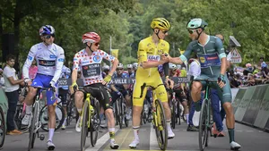 Tadej Pogacar in de gele trui schudt Jonathan Milan in de groene trui de hand.