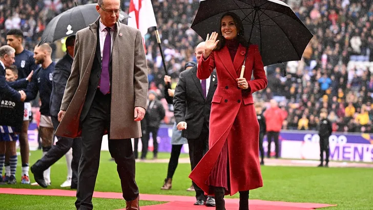 Prinses Catherine: regen, rugby en rood!