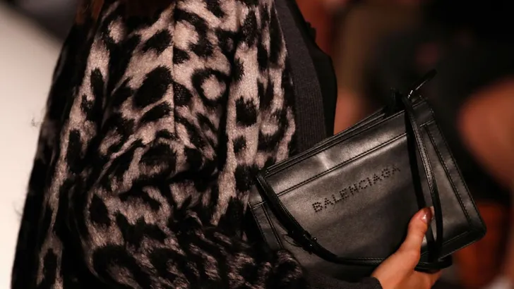Balenciaga wederom in de problemen door geurboompjes