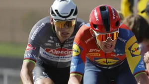 Mads Pedersen en Mathieu van der Poel in een monument