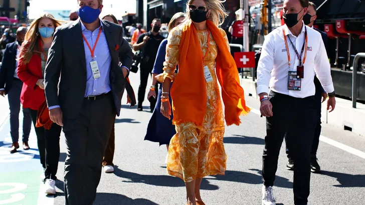 Koningspaar met Amalia en Ariane bij Grand Prix in Zandvoort