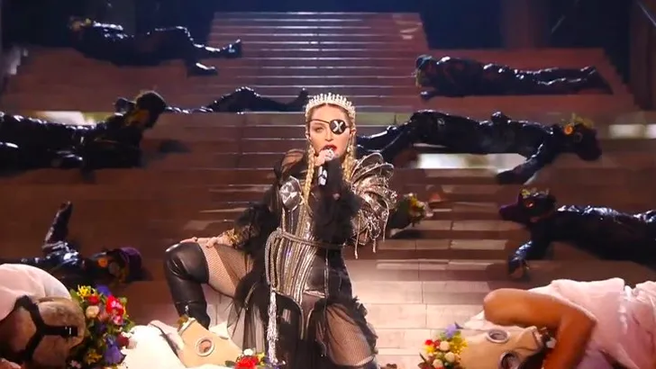 Dit droeg ma-ma-material girl Madonna op het podium in Tel Aviv 