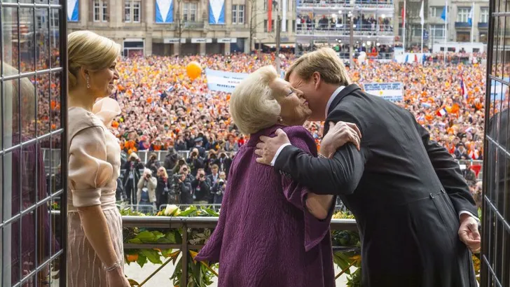 Unieke beelden: zó beleven royals een wuifmomentje