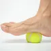 Het verrassende effect van een tennisbal onder je voet (en wat het doet voor je stressniveau)