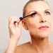 waterproof mascara vrouw voor spiegel