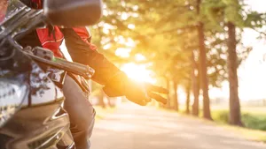 Waarom motorrijders elkaar op de weg standaard begroeten met dit handgebaar