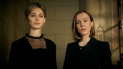 Claire Bender als prinses Mabel en Laura Bakker als prinses Margarita in de Videoland-serie Mabel & Margarita