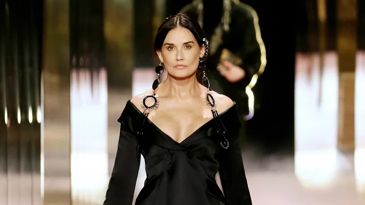 Demi Moore debuteert nieuwe wangen op catwalk
