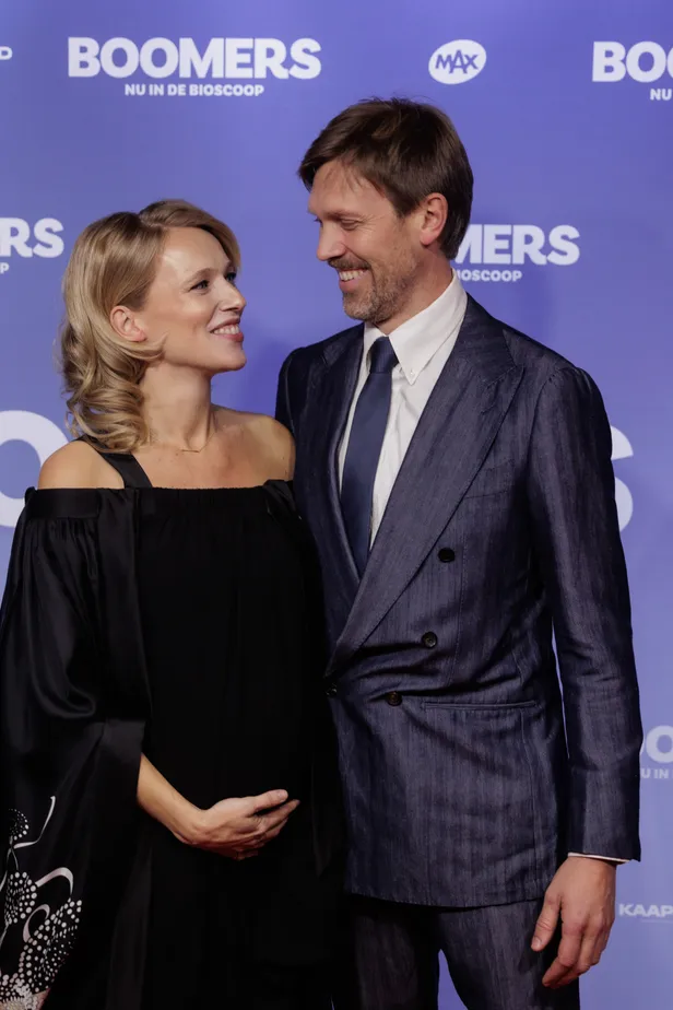 Jennifer Hoffman en haar partner Dorian Geis bij de première van Boomers, februari 2026.