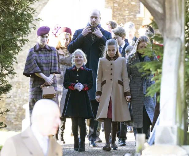 Prinses Charlotte loopt voorop bij de kerstwandeling te Sandringham.