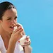 Foto van vrouw die yoghurt eet. – Deze yoghurtvariant is de beste keuze voor je lichaam