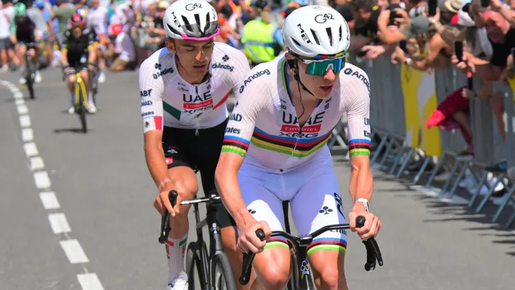 adej Pogacar fietst met Isaac Del Toro in z'n spoor in een aerodynamische helm en extreme focus steil bergop tijdens zijn recordklim op de Col du Tourmalet in de Tour de France.