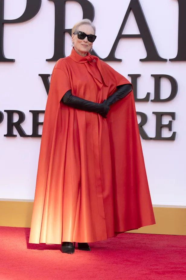 Meryl Streep in een vuurrood pak van Prada tijdens wereldpremière van The Devil Wears Prada 2 in Seoul. 