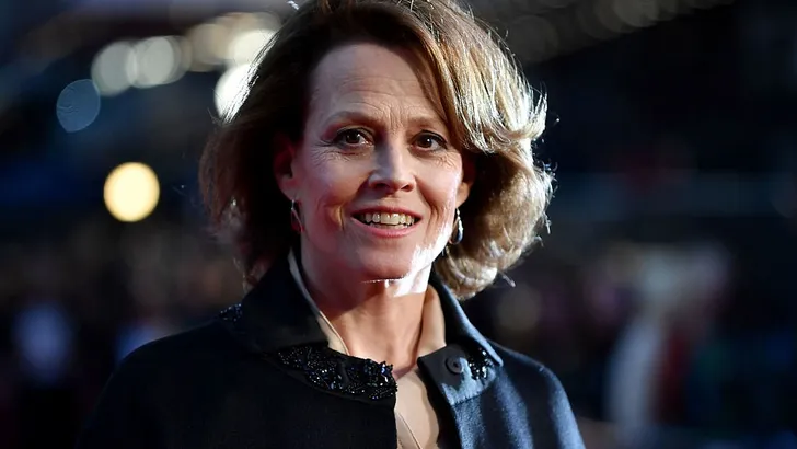 Sigourney Weaver (71): 'Als je zo lang bent, laten mensen je wel uitspreken'