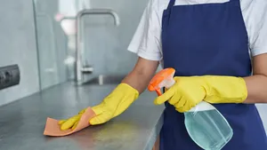 Vrouw die keuken schoonmaakt