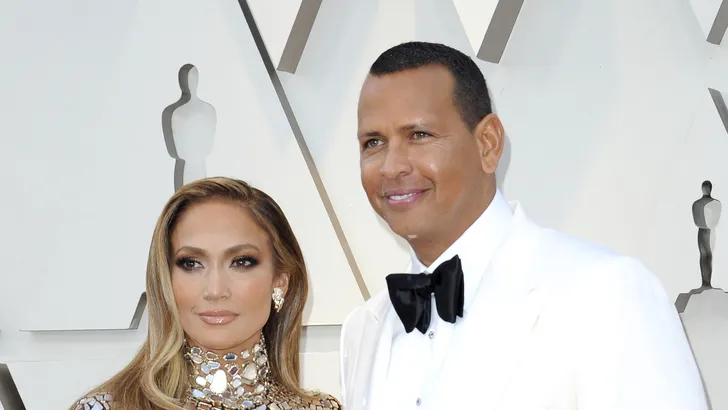 Jennifer Lopez is verloofd! En haar extravagante ring maakt de tongen los