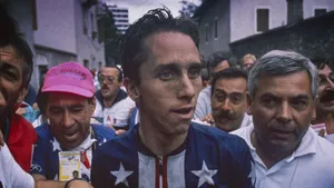 greg lemond in zijn hoogtijdagen omringd door pers
