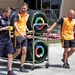 Mensen van McLaren in de weer met de banden van Pirelli