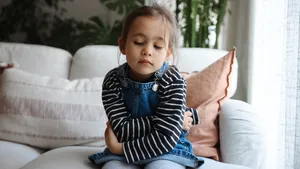 Waarom jeugdstress jaren later nog voor darmklachten kan zorgen