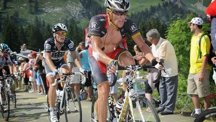 TOUR: Armstrong krijgt een geweldige dreun