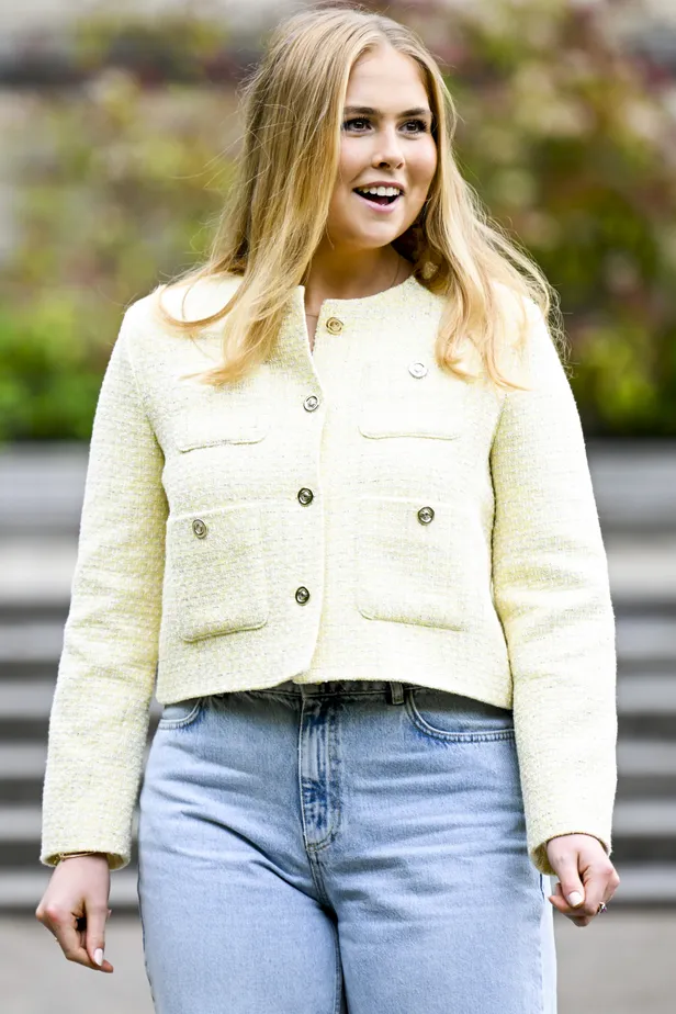 Prinses Amalia draagt een Butter Yellow Jasje van Maje tijdens voorjaar fotosessie bij Koninklijk Huis. 