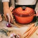 Chique gietijzeren braadpan op kookblad, de betaalbare Action-dupe van de dure Le Creuset pannen.