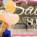 Fabulous Friday vouchers LaDress Sample Sale – Foto van vrouw in blauw LaDress-pak met ballonnen.