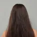 Vrouw wordt wakker met pluizig haar.