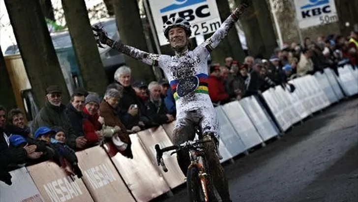 Vos wint in modder van Namen