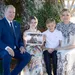 Foto van prins Albert, prinses Gabriella, prins Jacques en prinses Charlene op een bankje onder een boom, juli 2025.