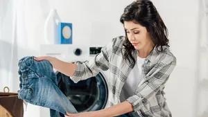 Kleding langer mooi houden? Vergeet dure wasmiddelen, begin bij deze 3 simpele gewoontes voor in de wasmand.