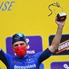 Evenepoel ziet concurrentie verkeerd rijden en wint ook Brussels Cycling Classic