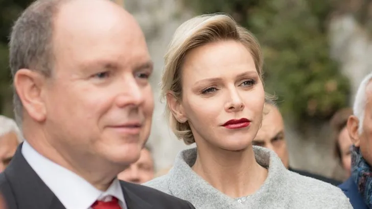 Dit is waarom Charlène weinig lacht op foto's