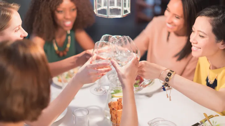 Vriendinnen die graag samen wijn drinken, hebben meer kans op lange vriendschap