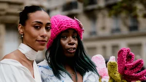 Waarom we deze winter onze beanies massaal inruilen voor haakwerk