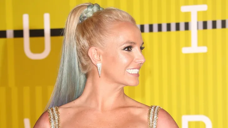 Britney Spears scheurt uit pakje